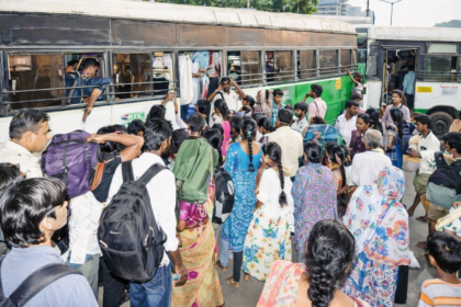 సంక్రాంతి పండుగ సందర్భంగా కర్నూలు ఆర్టీసీ బస్టాండ్‌లో ప్రయాణికుల రద్దీతో నిండిపోయిన బస్సులు, ఎక్కేందుకు ప్రయత్నిస్తున్న ప్రజలు.