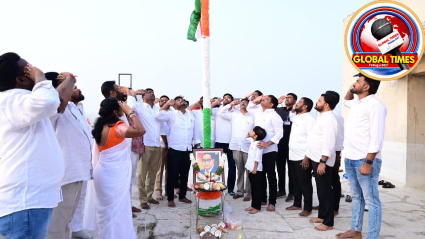 Teenmar Mallanna hoisting national flag