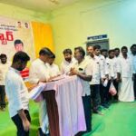 ఎమ్మిగనూరు ఎమ్మెల్యే డా. బీవీ జయనాగేశ్వర్ రెడ్డి ముఖ్యమంత్రి సహాయ నిధి కింద లబ్ధిదారురాలికి చెక్కు అందజేస్తున్న దృశ్యం.