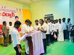 ఎమ్మిగనూరు ఎమ్మెల్యే డా. బీవీ జయనాగేశ్వర్ రెడ్డి ముఖ్యమంత్రి సహాయ నిధి కింద లబ్ధిదారురాలికి చెక్కు అందజేస్తున్న దృశ్యం.