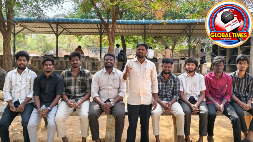 రాయలసీమ హక్కుల కోసం నినాదాలు చేస్తూ నిరసన తెలుపుతున్న విద్యార్థి సంఘాల నాయకులు