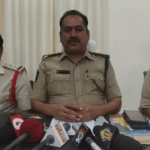 మహాశివరాత్రి సందర్భంగా శ్రీశైలం పాదయాత్రలో భక్తులకు సూచనలు ఇస్తున్న నంద్యాల జిల్లా పోలీసులు