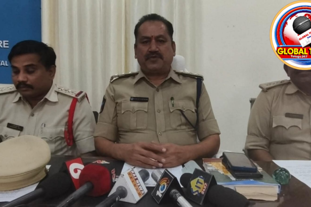 మహాశివరాత్రి సందర్భంగా శ్రీశైలం పాదయాత్రలో భక్తులకు సూచనలు ఇస్తున్న నంద్యాల జిల్లా పోలీసులు