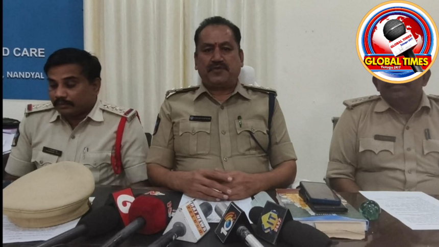 మహాశివరాత్రి సందర్భంగా శ్రీశైలం పాదయాత్రలో భక్తులకు సూచనలు ఇస్తున్న నంద్యాల జిల్లా పోలీసులు