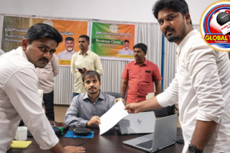“కర్నూలులో జాయింట్ కలెక్టర్‌కు వినతిపత్రం అందజేస్తున్న రాయలసీమ విద్యార్థి పోరాట సమితి నాయకులు – ఆర్టీఈ అమలుపై చర్చ సందర్భంగా తీసిన దృశ్యం”