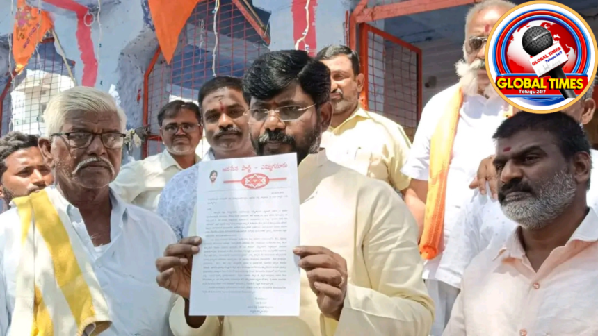 ఎమ్మిగనూరు కోతుల బావి శ్రీ అభయ ఆంజనేయస్వామి దేవాలయం భూ వివాదంపై మాట్లాడుతున్న జనసేన స్థానిక నాయకుడు చల్లా వరుణ్