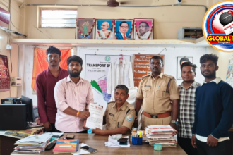 "వనపర్తి జిల్లా RTO కార్యాలయంలో ABVP నాయకులు జిల్లా RTO సురేష్‌కు వినతి పత్రం అందజేస్తున్న దృశ్యం. ప్రైవేట్ స్కూల్ బస్సుల ఫిట్నెస్, లైసెన్స్, భద్రతా ప్రమాణాలపై తనిఖీలు నిర్వహించి చర్యలు తీసుకోవాలని విద్యార్థి సంఘం డిమాండ్ చేసింది."