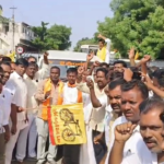 ఎమ్మిగనూరు నుంచి 94 వాహనాల్లో భారీ సంఖ్యలో బయలుదేరిన తెలుగు తమ్ముళ్లు, టీడీపీ జెండాలు ప్రదర్శిస్తూ కర్నూలులో జరిగిన కూటమి ప్రభుత్వం రెండేళ్ల విజయోత్సవ ర్యాలీకి తరలివెళ్తున్న దృశ్యం. పార్టీ నాయకులు, కార్యకర్తలు ఉత్సాహంగా నినాదాలు చేస్తూ ర్యాలీలో పాల్గొంటున్నారు.