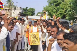 ఎమ్మిగనూరు నుంచి 94 వాహనాల్లో భారీ సంఖ్యలో బయలుదేరిన తెలుగు తమ్ముళ్లు, టీడీపీ జెండాలు ప్రదర్శిస్తూ కర్నూలులో జరిగిన కూటమి ప్రభుత్వం రెండేళ్ల విజయోత్సవ ర్యాలీకి తరలివెళ్తున్న దృశ్యం. పార్టీ నాయకులు, కార్యకర్తలు ఉత్సాహంగా నినాదాలు చేస్తూ ర్యాలీలో పాల్గొంటున్నారు.