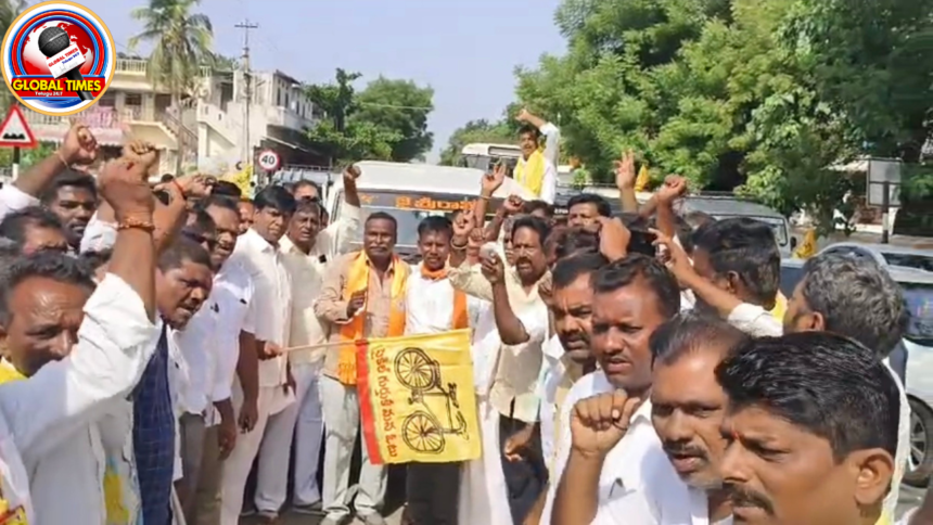 ఎమ్మిగనూరు నుంచి 94 వాహనాల్లో భారీ సంఖ్యలో బయలుదేరిన తెలుగు తమ్ముళ్లు, టీడీపీ జెండాలు ప్రదర్శిస్తూ కర్నూలులో జరిగిన కూటమి ప్రభుత్వం రెండేళ్ల విజయోత్సవ ర్యాలీకి తరలివెళ్తున్న దృశ్యం. పార్టీ నాయకులు, కార్యకర్తలు ఉత్సాహంగా నినాదాలు చేస్తూ ర్యాలీలో పాల్గొంటున్నారు.