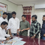 ఐక్య విద్యార్థి సంఘాల నాయకులు కర్నూలు జిల్లా విద్యాశాఖ అధికారి సుధాకర్ గారికి ప్రైవేటు, కార్పొరేట్ విద్యాసంస్థల అధిక ఫీజుల వసూళ్లు మరియు అనుమతులు లేని విద్యాసంస్థలపై చర్యలు తీసుకోవాలని వినతిపత్రం అందజేస్తున్న దృశ్యం.