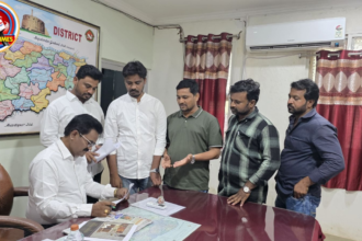 ఐక్య విద్యార్థి సంఘాల నాయకులు కర్నూలు జిల్లా విద్యాశాఖ అధికారి సుధాకర్ గారికి ప్రైవేటు, కార్పొరేట్ విద్యాసంస్థల అధిక ఫీజుల వసూళ్లు మరియు అనుమతులు లేని విద్యాసంస్థలపై చర్యలు తీసుకోవాలని వినతిపత్రం అందజేస్తున్న దృశ్యం.