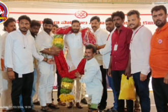 కర్నూల్‌లో జరిగిన జనసేన పార్టీ సమావేశం సందర్భంగా కాకినాడ ఎంపీ తంగెళ్ల ఉదయ శ్రీనివాస్ గారిని ఎమ్మిగనూరు జనసేన నాయకుడు చల్లా వరుణ్ గారు మర్యాదపూర్వకంగా కలుసుకుని శుభాకాంక్షలు తెలియజేస్తున్న దృశ్యం.