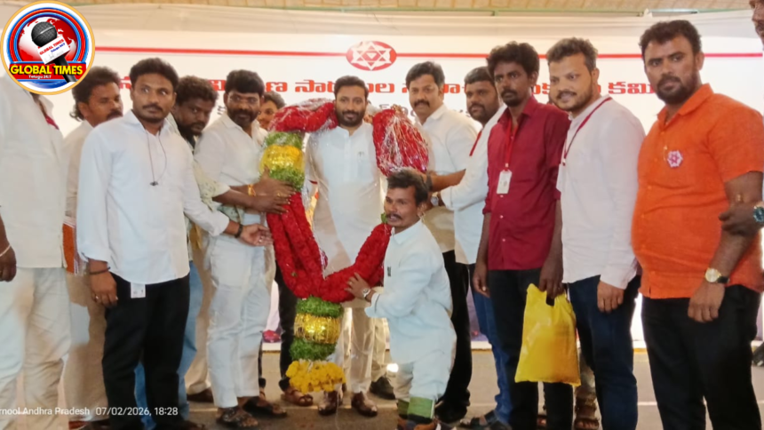 కర్నూల్‌లో జరిగిన జనసేన పార్టీ సమావేశం సందర్భంగా కాకినాడ ఎంపీ తంగెళ్ల ఉదయ శ్రీనివాస్ గారిని ఎమ్మిగనూరు జనసేన నాయకుడు చల్లా వరుణ్ గారు మర్యాదపూర్వకంగా కలుసుకుని శుభాకాంక్షలు తెలియజేస్తున్న దృశ్యం.
