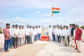 ఎమ్మిగనూరులో 80వ స్వాతంత్ర్య దినోత్సవ వేడుకల్లో జాతీయ పతాకాన్ని ఎగురవేస్తున్న జనసేన నాయకులు చల్లా శ్రీ వరుణ్