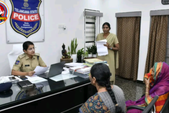 "సంగారెడ్డి జిల్లా పోలీస్ కార్యాలయంలో నిర్వహించిన ప్రజావాణి కార్యక్రమంలో అదనపు ఎస్పీ చైతన్య రెడ్డి ప్రజల నుంచి ఫిర్యాదులు స్వీకరిస్తున్న దృశ్యం. బాధితులతో ప్రత్యక్షంగా మాట్లాడి సమస్యల పరిష్కారానికి అధికారులకు సూచనలు ఇస్తున్న వార్తా చిత్రం."