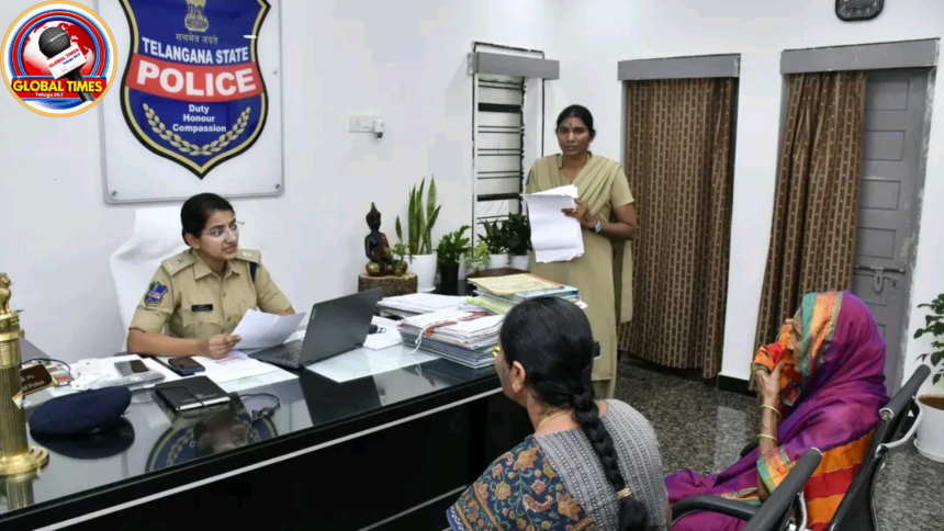 "సంగారెడ్డి జిల్లా పోలీస్ కార్యాలయంలో నిర్వహించిన ప్రజావాణి కార్యక్రమంలో అదనపు ఎస్పీ చైతన్య రెడ్డి ప్రజల నుంచి ఫిర్యాదులు స్వీకరిస్తున్న దృశ్యం. బాధితులతో ప్రత్యక్షంగా మాట్లాడి సమస్యల పరిష్కారానికి అధికారులకు సూచనలు ఇస్తున్న వార్తా చిత్రం."