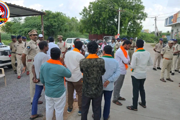 వైసీపీ కార్యాలయానికి వెళ్తున్న ఎమ్మెల్యేను అడ్డుకున్న పోలీసులు